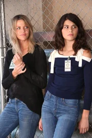 Mickey (Kaitlin Olson, l.) glaubt, Sabrina (Sofia Black-D'Elia, r.) müsste endlich mit der Inhaftierung ihrer Mutter abschließen und zwingt sie zu einem Besuch im Gefängnis ...