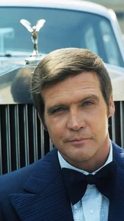 Der Astronaut Colonel Steve Austin (Lee Majors) wird bei einem Testflug lebensgefährlich verletzt. Nach einer 6 Mio. teuren Operation des Geheimdienstes ist er halb Mensch, halb Maschine und arbeitet in geheimer Mission. Er ist der "Sechs Millionen Dollar Mann". Der Astronaut Colonel Steve Austin (Lee Majors) wird bei einem Testflug lebensgefährlich verletzt. Nach einer 6 Mio. teuren Operation des Geheimdienstes ist er halb Mensch, halb Maschine und arbeitet in geheimer Mission. Er ist der "Sechs Millionen Dollar Mann".