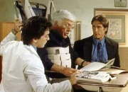 Jack (Scott Baio, l.), Steve (Barry Van Dyke, r.) und Dr. Sloan (Dick Van Dyke, M.) im Streckverband sehen sich die Polizeifotos vom Unfallort an._Titel: Diagnose: Mord