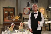 Jan und Henry recherchieren in einem Restaurant und befragen den Kellner (Heinrich Schafmeister) zum Thema "Schluckauf".
