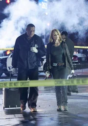 Dr. Raymond Langston (Laurence Fishburne) und Catherine Willows (Marg Helgenberger)