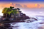 Der hinduistische Tempel Tana Lot im Südwesten von Bali ist nur bei Ebbe erreichbar.