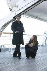 Auf hoher See gefangen, müssen Castle (Nathan Fillion, l.) und Beckett (Stana Katic, r.) feststellen, dass sich auch ein Mörder mit an Bord befindet ...