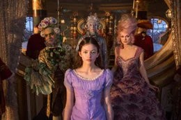 L-R: Hawthorne (Eugenio Derbrez), Clara (Mackenzie Foy, vorne), Shiver (Richard E. Grant), Sugar Plum (Keira Knightley)