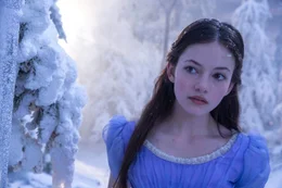 Clara (Mackenzie Foy)