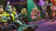 Das Leben der menschlichen Clawdeen (4. v. re.) wird völlig auf den Kopf gestellt, als sie die Monster High entdeckt. Eine Schule, auf der alles möglich ist.