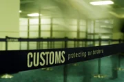 Tausende von Männern und Frauen widmen ihr Leben dem Schutz der australischen Grenze. Als Grenzbeamte stoßen sie bei ihrer Arbeit gegen Terrorismus, Schmuggel, illegale Einwanderer, Menschen- und Drogenhandel zum Teil auf äußerst kuriose Fälle ...