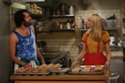 Bei so viel Süßem hilft sogar Oleg (Jonathan Kite, l.) Caroline (Beth Behrs, r.) und Max beim Backen ...