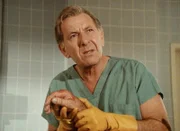 Quincy (Jack Klugman) untersucht den angeblich von Victor Garn ermordeten alten Mann. Er sucht nach Spuren, die den jungen Mann entlasten, da er von dessen Unschuld überzeugt ist.