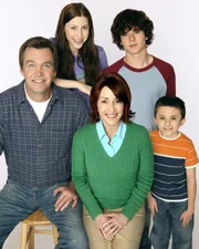 (1. Staffel) - Eine ganz besondere Familie: (v.l.n.r.) Mike (Neil Flynn), Sue (Eden Sher), Axl (Charlie McDermott), Brick (Atticus Shaffer) und Frankie Heck (Patricia Heaton) ...