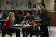 Während sich Sheldon Gedanken macht, was er Penny (Kaley Cuoco, l.) zu Weihnachten schenken kann, ist Leonard (Johnny Galecki, r.) überhaupt nicht begeistert, dass sie mit einem neuen, gutaussehenden Physiker (Michael Trucco, M.) anbandelt.