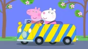Während Mama Wutz (li.) und Frau Locke (re.) ausgehen, passt Charlotte Locke auf Peppa und Luzie auf, die sich auf ihre Übernachtungsparty freuen.