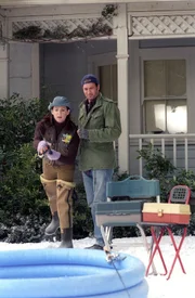 Während Luke (Scott Patterson, r.) versucht, Lorelai (Lauren Graham, l.) das Angeln beizubringen, hat Lane mir ihrer Mutter zu kämpfen, denn diese möchte nicht, dass ihre Tochter mit Dave zum Abschlussball geht ...