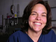 In "Dr. G - Beruf: Gerichtsmedizinerin" gibt eine der führenden Pathologinnen Amerikas, Dr. Jan Garavaglia, einen Einblick in ihre Arbeit und erklärt, wie sie zusammen mit ihrem Team bei der Lösung komplizierter Mordfälle hilft und medizinische Absonderlichkeiten aufklärt.