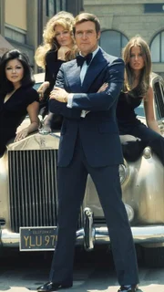 Steve Austin (Lee Majors), Major Kelly Wood (Farrah Fawcett, 2.v.l.)