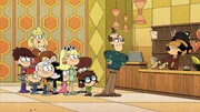 v.li.: Luna, Lana, Rita, Lily, Lincoln, Luan, Lucy, Lola, Leni, Lynn, Lisa, Lynn Sr., Vic