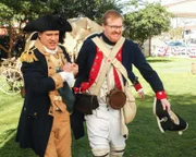Greg Otto (Diedrich Bader, l.); Ross (Kurt Braunohler, r.)