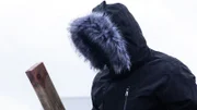 Mann im Freien im Winter