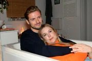 Philip (Jörn Schlönvoigt) und Jessica (Nina Ensmann) genießen jeden gemeinsamen Augenblick miteinander.