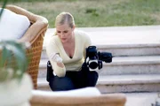 Calleigh (Emily Procter) sucht am Tatort, an dem fünf Mitglieder der Mala Noche erschossen wurden, nach Spuren.