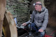 Wozu dienten die über ganz Europa verteilten Riesensteine? Archäo-Akustiker Rupert Till testet die Akustik in einer Grabkammer.