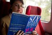 Dieses Buch soll Jessica (Ophelia Lovibond) zu ihrem Traummann f&uuml;hren. Jedenfalls hat sie ein "Blind Date" unter der Uhr der Londoner Waterloo Station.