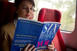 Dieses Buch soll Jessica (Ophelia Lovibond) zu ihrem Traummann f&uuml;hren. Jedenfalls hat sie ein "Blind Date" unter der Uhr der Londoner Waterloo Station.