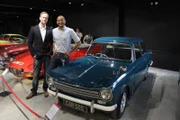 Fuzz Townshend et Tim Shaw posent devant la Triumph Herald au Haynes International Motor Museum en Angleterre.
