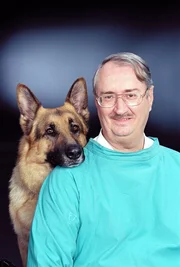 Gerechtsmediziner Dr. Leo Graf (Gerhard Zemann) verhilft oft Rex und seinen Herrchen auf die richtige Spur ...