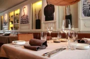 Neben der Küche entscheiden auch Ambiente und Tischdekoration darüber, welcher der fünf Restaurantchefs bei "Mein Lokal, Dein Lokal - Wo schmeckt's am besten?" am Ende den Gewinn von 3.000 Euro mit nach Hause nimmt ...