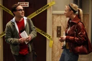Als Leonard (Johnny Galecki, l.) erfährt, wie das Date zwischen Penny (Kaley Cuoco, r.) und Stuart verlaufen ist, ist er erleichtert ...