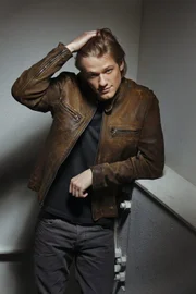 (1. Staffel) - Angus "Mac" MacGyver (Lucas Till) ist Spezialagent der Sondereinheit  "Department of External Services".