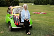 Jutta Beyer-Vollprecht mit ihrer "Isetta", Baujahr 1961. Knapp 500.000 Kilomenter hat ihre Isetta inzwischen auf dem Blechbuckel, mit Reisen quer durch ganz Europa, vom Nordkap bis nach Griechenland.
