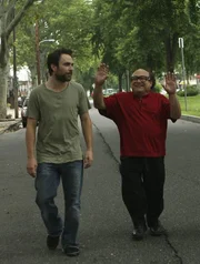 Können Frank (Danny DeVito, r.) und Mac (Rob McElhenney, l.) Dee bei ihrem perfiden Plan helfen?