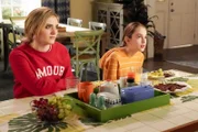 Taylor Otto (Meg Donnelly, l.); Anna-Kat Otto (Julia Butters, r.)
