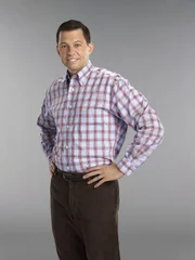 (9. Staffel) - Tollpatschig, schüchtern, hat gerne alles unter Kontrolle, und sein Erfolg bei Frauen lässt auch sehr zu wünschen übrig: Alan Harper (Jon Cryer) ...