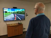 Senior spielt Video-Game
