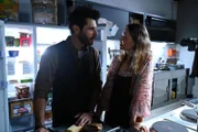 Matteo (Riccardo Angelini) weiht Nathalie (Amrei Haardt) in das Geheimnis seiner Leidenschaft ein.