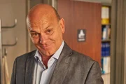 Ulrich Gebauer spielt Direktor Rose