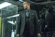 Direktor Hobbes (Jim Caviezel, l.) verfolgt eigene Pl&auml;ne mit seinen Gefangenen.