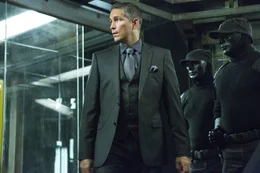 Direktor Hobbes (Jim Caviezel, l.) verfolgt eigene Pl&auml;ne mit seinen Gefangenen.