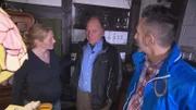 Christiane (32) und ihr Vater Lothar (68) müssen die Hinterlassenschaften der verstorbenen Mutter auflösen. Vor allem Lothar hat den Tod seiner Ex-Frau noch nicht verarbeiten können. Trödelexperte Mauro Corradino (re.) will die Familie dabei unterstützen.