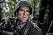 REENACTMENT- Deutsche Gebirgsjäger bereiten sich auf einen Angriff auf eine von französischen Widerstandskämpfern gehaltene Stellung auf dem Vercors-Plateau vor. Gespielt von: Jonathan Woodhall.