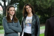 Lorelai (Lauren Graham, r.) erzählt Luke von Rory (Alexis Bledel, l.) und Jess, woraufhin dieser Regeln für eine Beziehung der beiden aufstellt ...