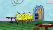 SpongeBob (m.), SpongeBob SquarePants clones (l. und r.)