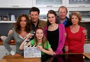 ARD FAMILIE DR. KLEIST Zur Zeit laufen in Eisenach und Umgebung wieder die Dreharbeiten für die vierte Staffel der erfolgreichen Serie mit Christina Plate und Francis Fulton-Smith. Klappe für 13 neue Folgen der erfolgreichen ARD-Familienserie "Familie Dr. Kleist". Publikumsliebling Francis Fulton-Smith (2.v.l.) schlüpft erneut in die Rolle des engagierten Internisten Dr. Christian Kleist, der nicht nur mit seiner Großfamilie alle Hände voll zu tun hat, sondern sich auch wie immer mit aller Energie um seine Patienten kümmert. V.l.n.r. Christina Plate, Francis Fulton Smith, Lisa-Marie Werner (vorne), Marie Seiser, Ulrich Pleitgen, Uta Schorn.
