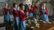 L-R: Trixie Franklin (Helen George), Valerie Dyer (Jennifer Kirby), Lucille Anderson (Leonie Elliott), Fred Buckle (Cliff Parisi), Shelagh Turner (Laura Main), Patrick Turner (Stephen McGann) und Phyllis Crane (Linda Bassett)