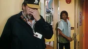 Glück ohne Hoffnung  Mark (Victor French) kann den Anblick der kranken Kinder nicht ertragen, Jonathan (Michael Landon) kommt, um ihn zu ermutigen.