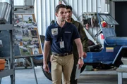 Brantford, Ontario, Kanada - Ermittler Echeverri (gespielt von Isaiah Kolundzic) und ein Offizier der Air Force gehen zu weiteren Beweisen, entschlossen, der Absturzursache von Aires Flug 8250 auf den Grund zu gehen. Brantford, Ontario, Kanada - Ermittler Echeverri (gespielt von Isaiah Kolundzic) und ein Offizier der Air Force gehen zu weiteren Beweisen, entschlossen, der Absturzursache von Aires Flug 8250 auf den Grund zu gehen.