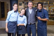 Das Team der neuen Sendung "First Dates": Die Kellnerinnen Lili Köhler und Mariella D'Auria, Host Roland Trettl und Barkeeper Nic Shanker.